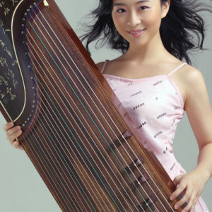 9岁习筝.1997年考入河北省艺术学校音乐系，古筝演奏专业，师从刘巧君教授