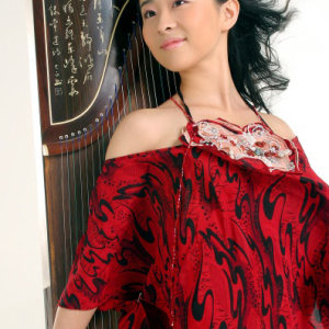 2003年考入中国音乐学院国乐系古筝演奏专业，师从著名古筝演奏家邱霁副教授