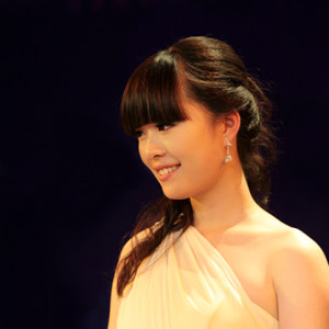 王怡萱，1990年出生于“古筝之乡”——扬州。扬州音乐家协会会员。师从扬州大学王小平副教授。多次代表扬州参与各级赛事和演出并获得优异成绩，逐渐成长为优秀的古筝演奏者