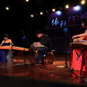 音乐会由王怡萱与吴限、夏胜男三重奏《汉江韵》拉开序幕