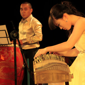 王怡萱与廖晨龙合作演奏《夜深沉》