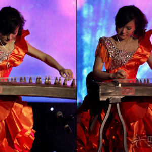 任洁演奏《渔舟唱晚》时的风采