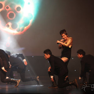 江映蓉演唱时的风采