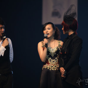 任洁现场抽取获奖观众