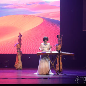 任洁演奏《丝绸之舞》时的风采