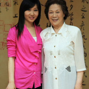 中国古筝网主持人王颖采访何成育时的合影