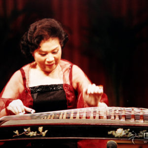 何成育演出时的风采