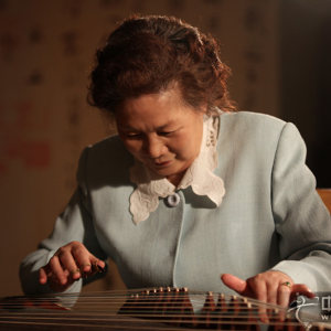 何成育演出时的风采