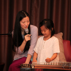 常静在音乐沙龙上指导小朋友古筝技法
