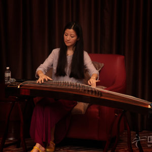 常静在音乐沙龙上为观众演奏《落花飞》等新曲