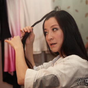 常静在为自己做发型“小纠纠”