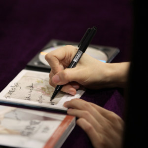 常静化妆之余，请常静为中国古筝网签个字(常静的字可真漂亮)