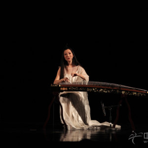 常静弹唱时的风采