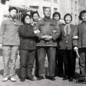 李柯（右二）1979年在沈阳 向赵玉斋（中）老师求学期间，与赵老师及师兄弟、师姐妹合影
