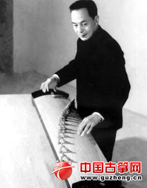老照片：刘天一在演奏古筝