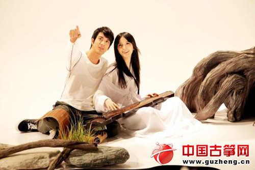 陈匡怡手上的道具是古琴，但是背景音乐是古筝