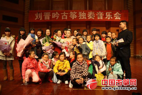 独奏音乐会结束，刘晋吟和老师以及小观众合影