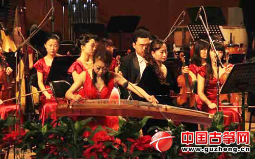 河南民族乐团古筝演奏员陈霞在表演古筝与乐队协奏曲《禹之灵》