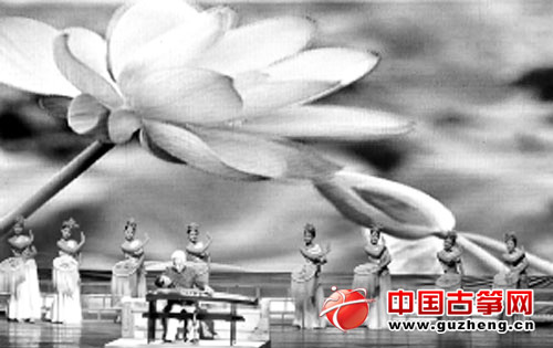 潮州古筝大师杨秀明在演奏《出水莲》