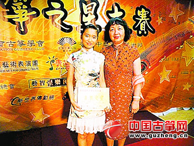 从香港获“古筝之星”称号的深圳艺校女生许兰希