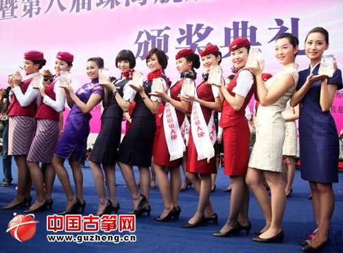 珠海航展最终评出2010年中国民航十佳空乘（右三为马艺婷）