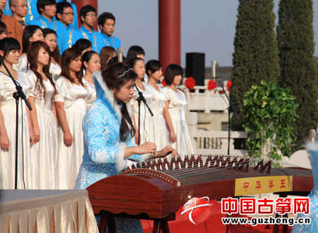 “中华筝王”引领着自家的40台古筝