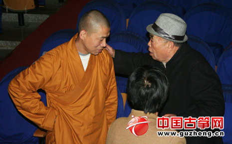 扬州市古筝协会会长张弓在现场和僧人交谈