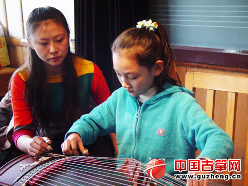 北京东城区少年宫的古筝老师吴茜在指导学生