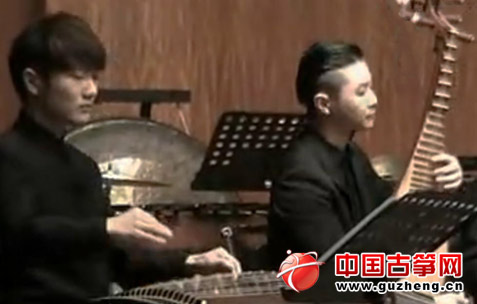 刘乐和琵琶演奏家汤晓风在台上
