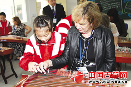 洋校长在认真和自己的中国小老师学古筝