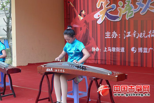 小演员们在南禅寺社区演出6人古筝重奏《采蘑菇的小姑娘》