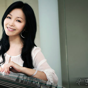 袁莎出生于1977年，六岁师从刘媌老师习筝，九岁考入中央音乐学院附小，师从李萌教授