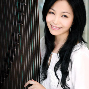 袁莎——现任教于中央音乐学院，兼任中华慈善总会及中国民族器乐学会形象大使、中国古筝学院院长及教学总监、中筝艺术团团长