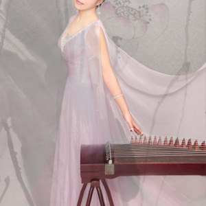 1999年免试进入中央音乐学院，一直潜心专修古筝专业，获硕士学位毕业后，留校任教至今