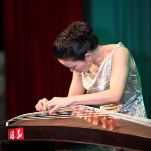 孙卓演奏时的风采
