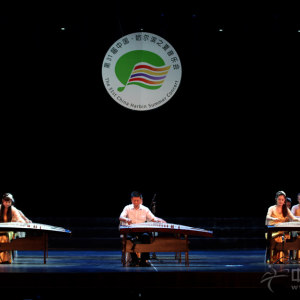 哈尔滨张彤古筝学校和韩国清兴伽倻琴演奏团共同演奏一曲《乌苏里船歌》