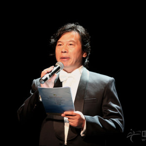 随着主持人的出现，中韩古筝伽倻琴音乐会正式开始