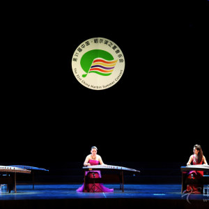 演奏者们弹奏《汉江韵》