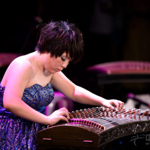 演奏者演奏《溟山》时的风采