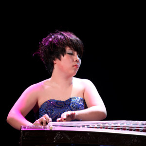 演奏者演奏《溟山》时的风采