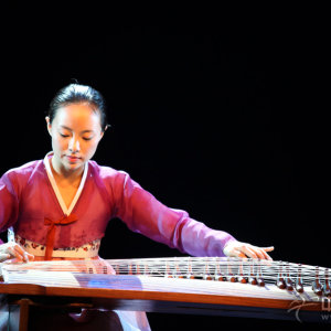 韩国清兴伽倻琴演奏团成员在演奏《于勒舞》时的风采