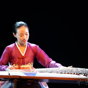 韩国清兴伽倻琴演奏团成员在演奏《于勒舞》时的风采