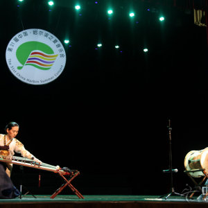 韩国清兴伽倻琴演奏团成员伴奏《扇子舞》