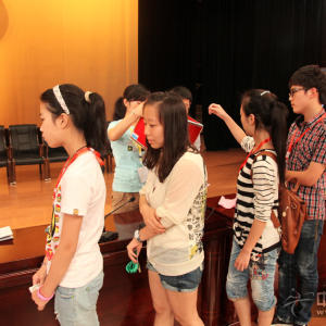 参赛选手们抽签中