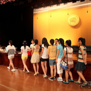 8月7日参赛选手们进行抽签仪式