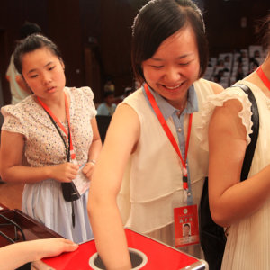 参赛选手们抽签中