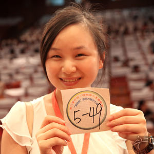 已经拿到比赛地点及顺序的美女选手