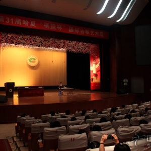 樊艺凤副教授为参赛选手们作赛前辅导