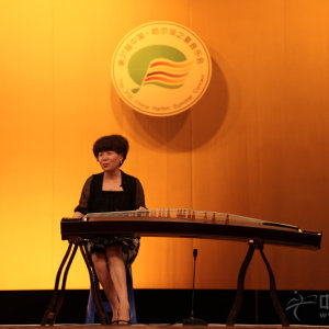 西安音乐学院副教授——樊艺凤为参赛选手们作赛前辅导