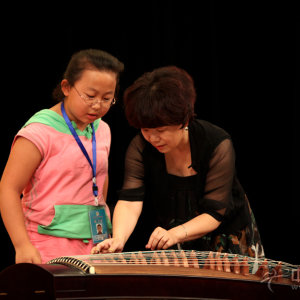 樊艺凤副教授现场指导参赛选手